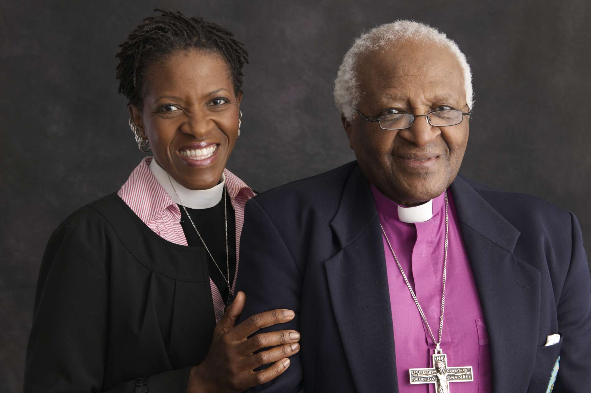 Mpho Tutu van Furth samen met haar Nobelprijswinnende vader Desmond Tutu